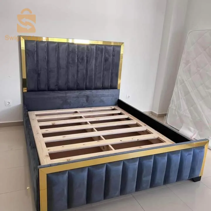 lit capitons bien fini en bois Rouge très bien  solide