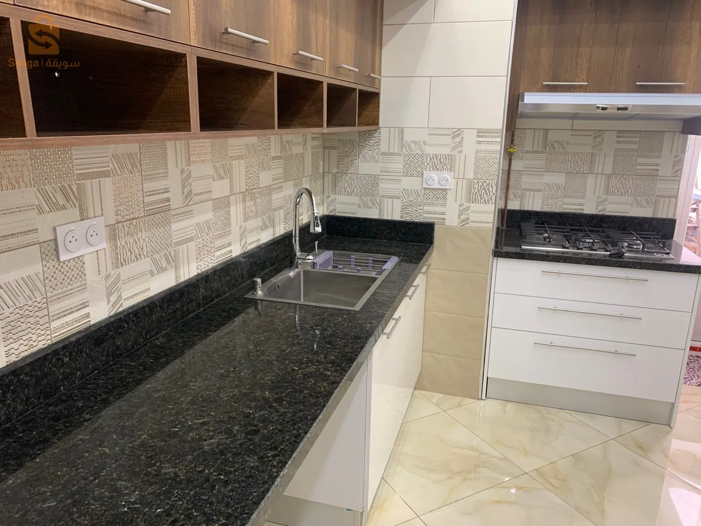 vente d’un appartement refait à neuf avec des matériaux nobles , a oran front de mer 6em étage