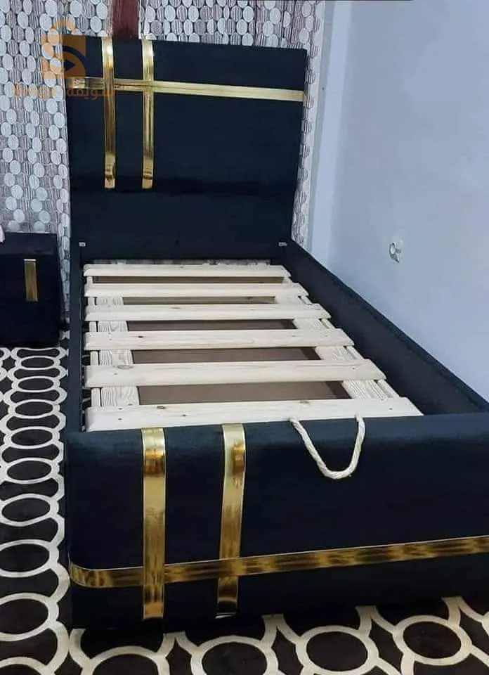 lit capitons bien fini en bois Rouge très bien  solide