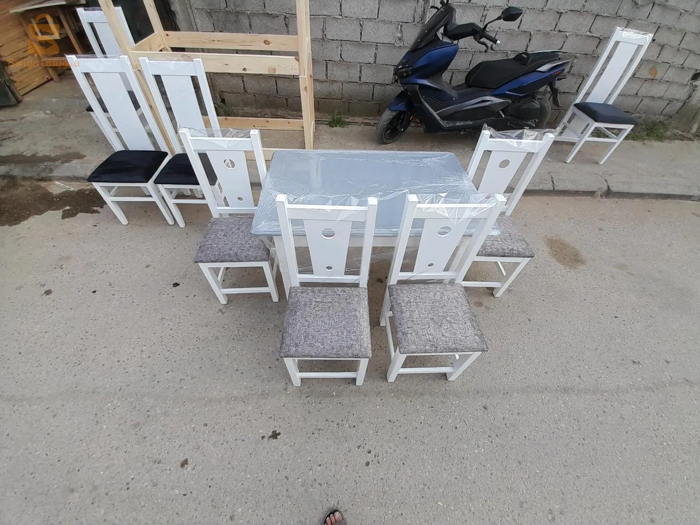 طاولات مطبخ مصنوعة من الخشب ومتقنة الصنع مرحبن بكم رقم الهاتف :0551778464المحل : براقي