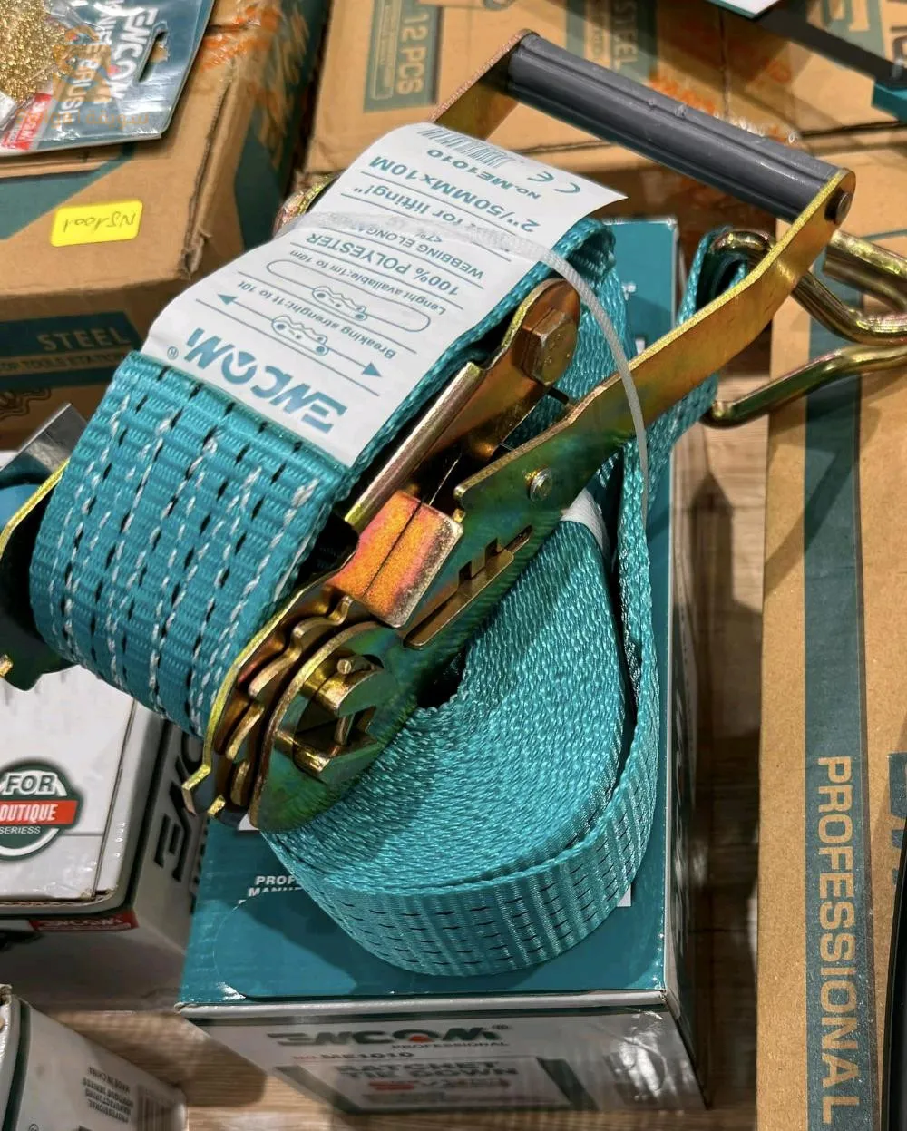 حزام السقاطة 10 متر خطاف معدني مزدوج 10000 رطل، للسفر والتثبيت والشحن
اللون الأزرق.
الطول: 10 م.
قماش البوليستر الصناعي مقاوم للطقس ولن يتمدد بمرور الوقت.
 مفيد للربط بالشاحنة أو نصف المقطورة أو المسطحة أو سيارة القطار أو أي حاملة بضائع أخرى.
قوة كسر قوية تصل إلى 10000 رطل: الحزام مصنوع من مواد عالية الجودة مع خياطة إضافية، مما يوفر أداءً لا يضاهى حتى عند التعامل مع الأحمال الثقيلة في الرياح القوية. تتمتع كل سقاطة بقدرة تحميل رسمية تصل إلى 3333 رطلاً وقوة كسر تصل إلى 10000 رطل، ولكن ثق بنا، فهي أقوى! 
 
الخطاف المسطح القياسي: الخطافات المسطحة متوافقة مع معظم المقطورات المسطحة. ويمكن ربطها مباشرة بالقضبان الجانبية للمقطورة، مما يوفر منتجًا ممتازًا مطلوبًا لحماية البضائع الثقيلة أو الضخمة. 
 
إطلاق سريع: توفر آلية السقاطة تحكمًا ممتازًا وراحة وقوة إمساك قوية. المقبض المريح المحمّل بنابض يسمح بتحرير سلس وسريع.
2900دج
0665955230وق👉viber watts