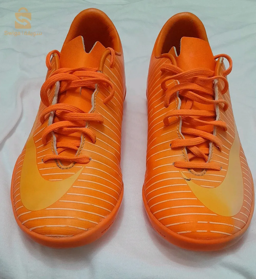 حذاء رياضي 
مقاس 36
لون برتقالي