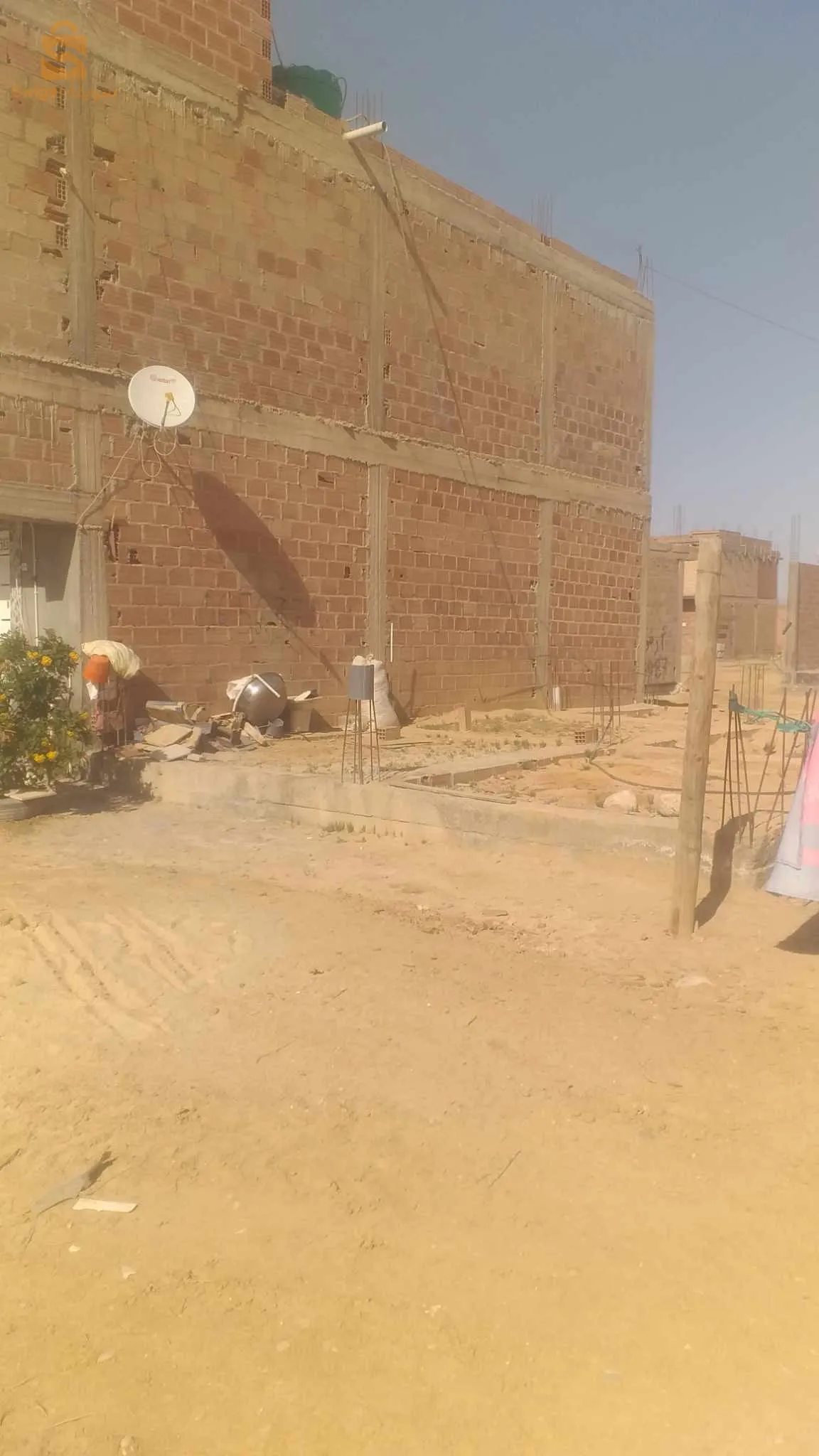 طريق سيدي عقبة بسكرة  على الجهة اليمنى خلف المدرسة الابتدائية