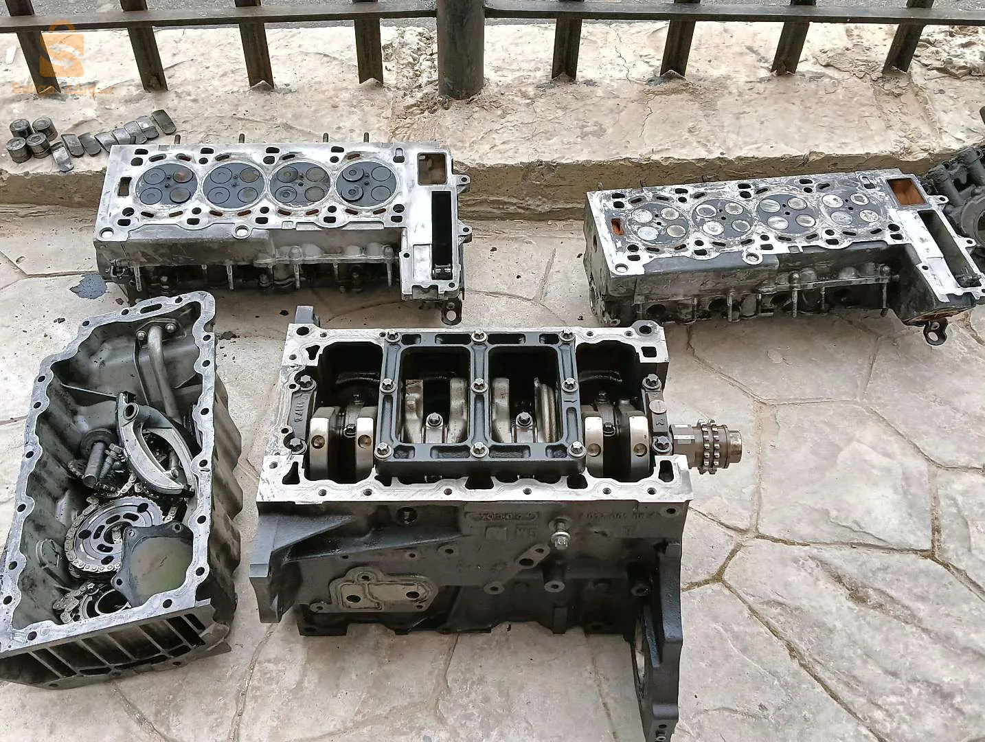 Culasse bonne etat et autre moyenne  etat +un groupe avec vilebrequin std et les pistons moteur 2.0 opel zafira 
0775309456
0778161923