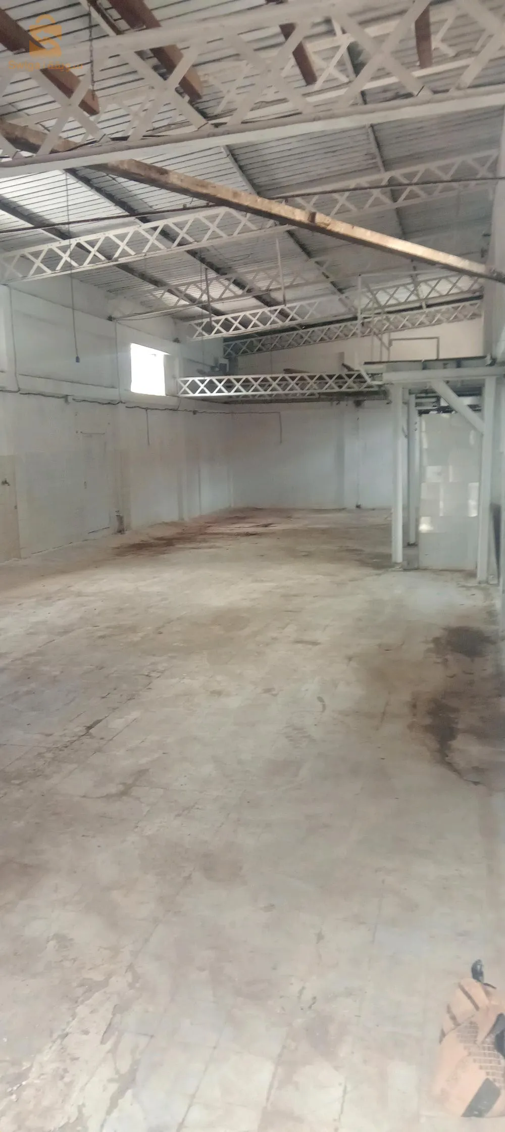 البليدة خزرونة على واجهة طريق وطني البليدة الجزائر في وسط محلات بيع سيراميك و مواد البناء إذا مهتم اتصل 0797395590