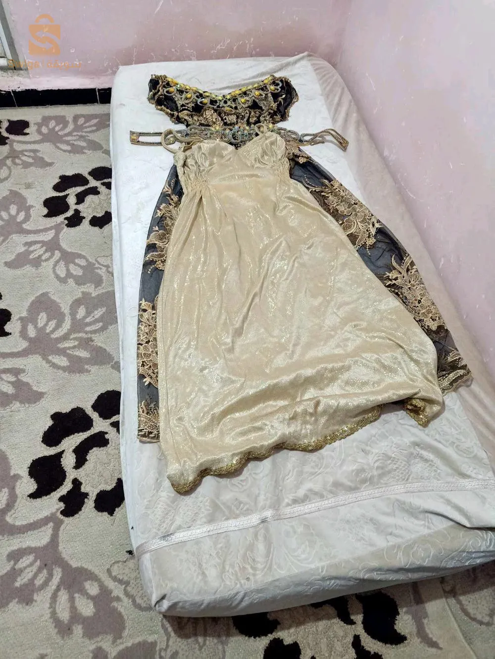 سلام عليكم لمن يهمه الامر ملبوسين زوج خطرات برك مزالهم جدد مليون و 800 ألف للوحدة  في زوج 3 ملاين و 400 ألف