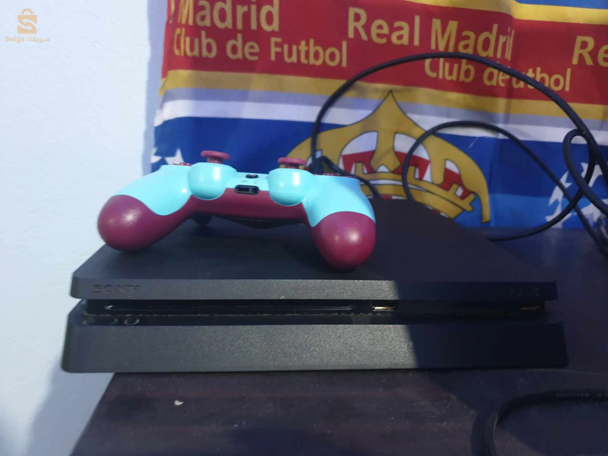 Ps4 slim 1 tera avec une manette version 9.60