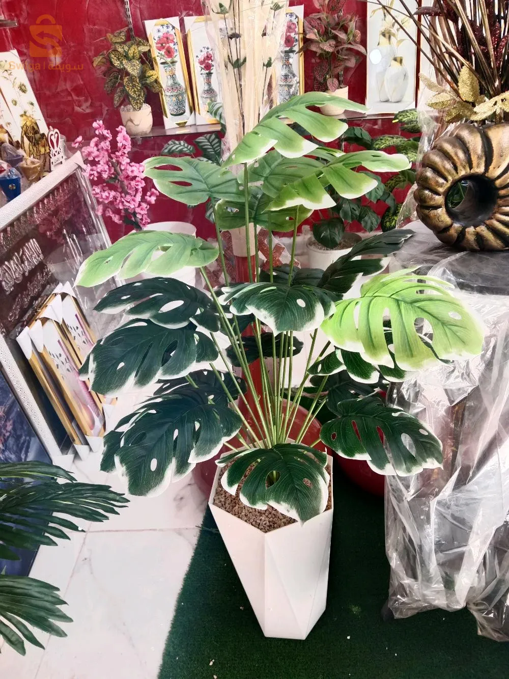 Les arbres et fleurs décoratifs artificiels pour les occasions spéciales (fiançailles, remise des diplômes...) sont disponibles en gros et au détail.