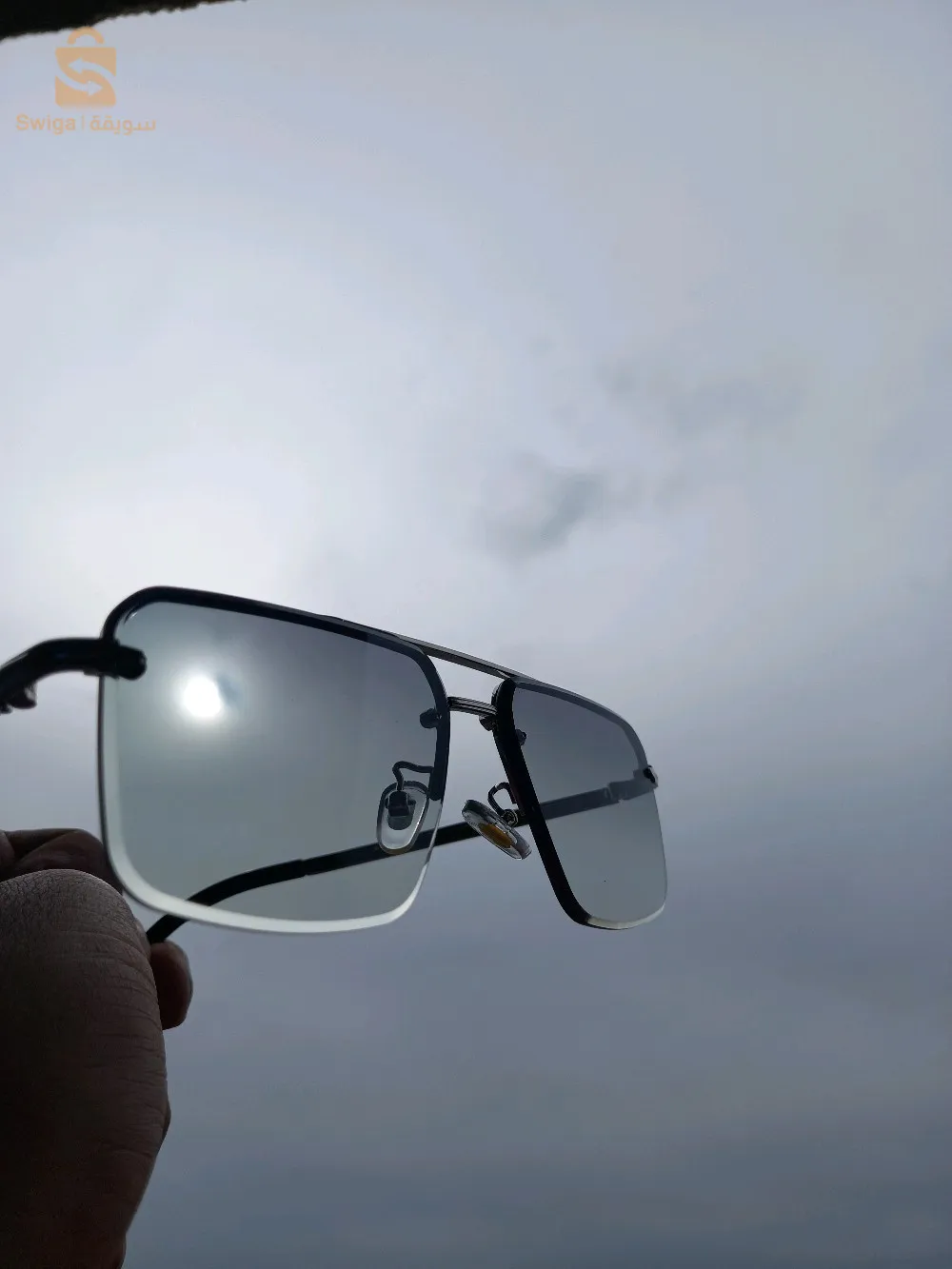 نظارات شمسية جديدة من علامة دافيد بيكام من مختلف الألوان كما هو معروض في الصور