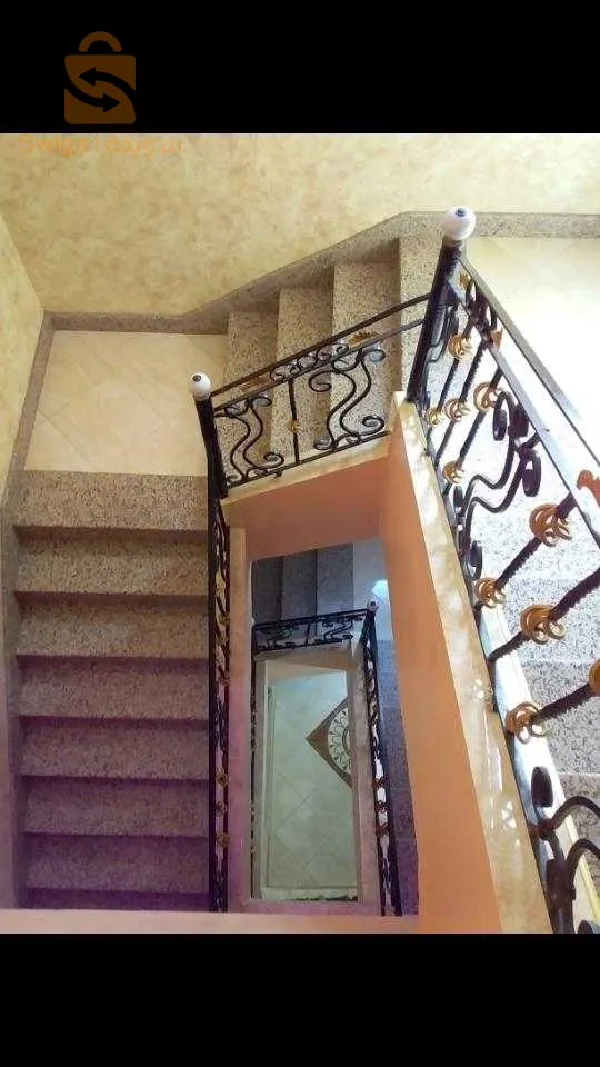 منزل متكون من 5 غرف و2 صالون  و مطبخين و 2 بهو و مرآب المساحة 132م