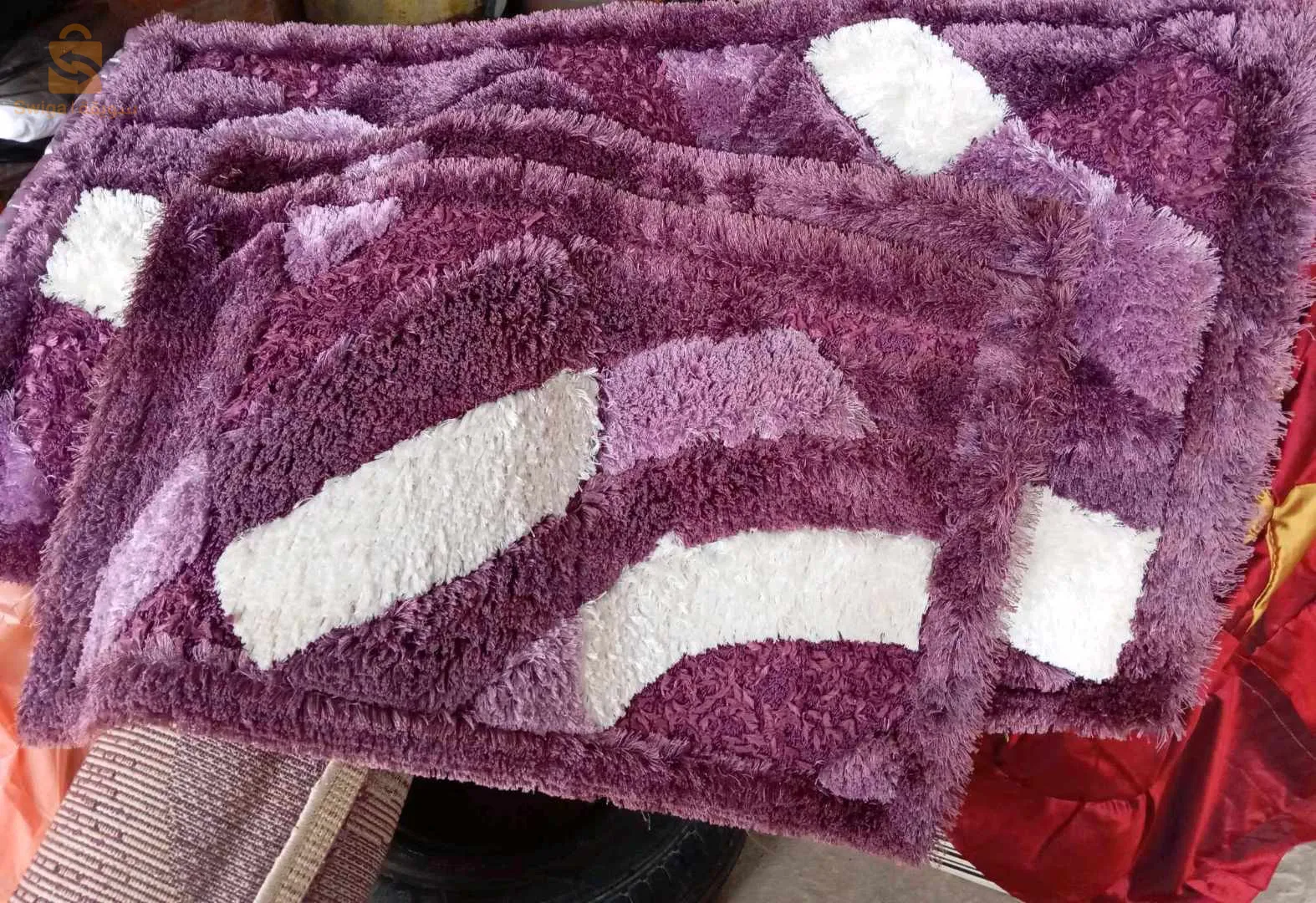 اثاث متكون من زربية طولها 2متر و 90 عرضها 2 متر مع 3 تابيات و 2 شورة غوز  و شورة اخرى فيها زوج تفريشات و 4 مخايد او 2 ليبانو تاع تاقة وكفرولي تع بونك و 2 فاليزات و 2 كوفيرطات و 2 متارح