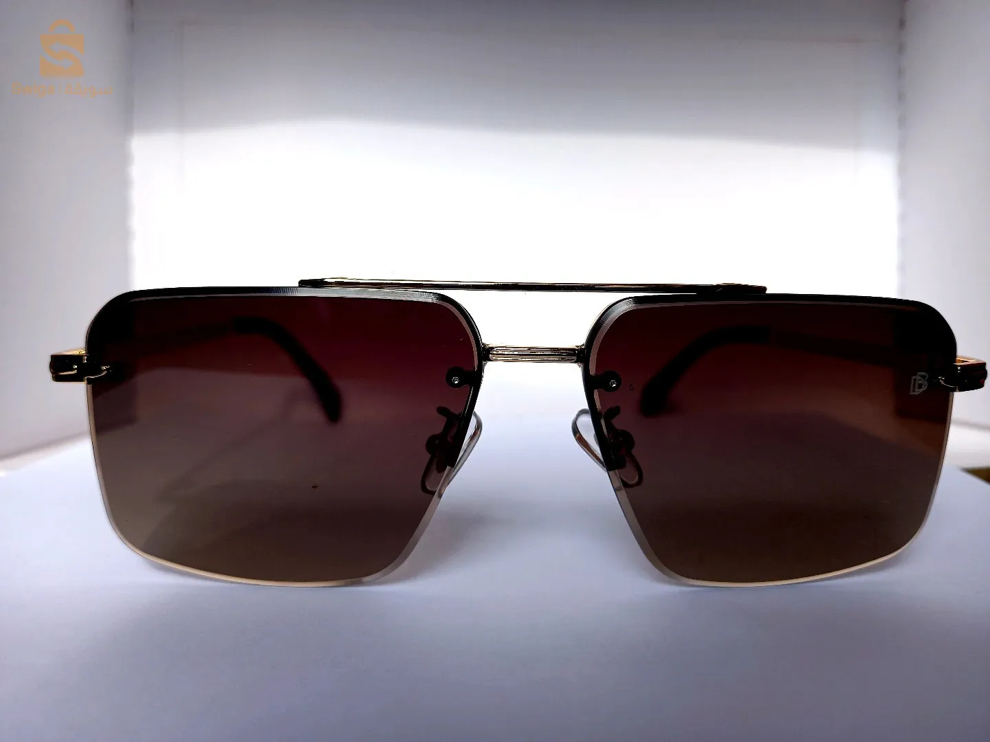 Nouvelles lunettes de soleil de qualité distinctive de la marque David Beckham, en différentes couleurs comme le montrent les photos