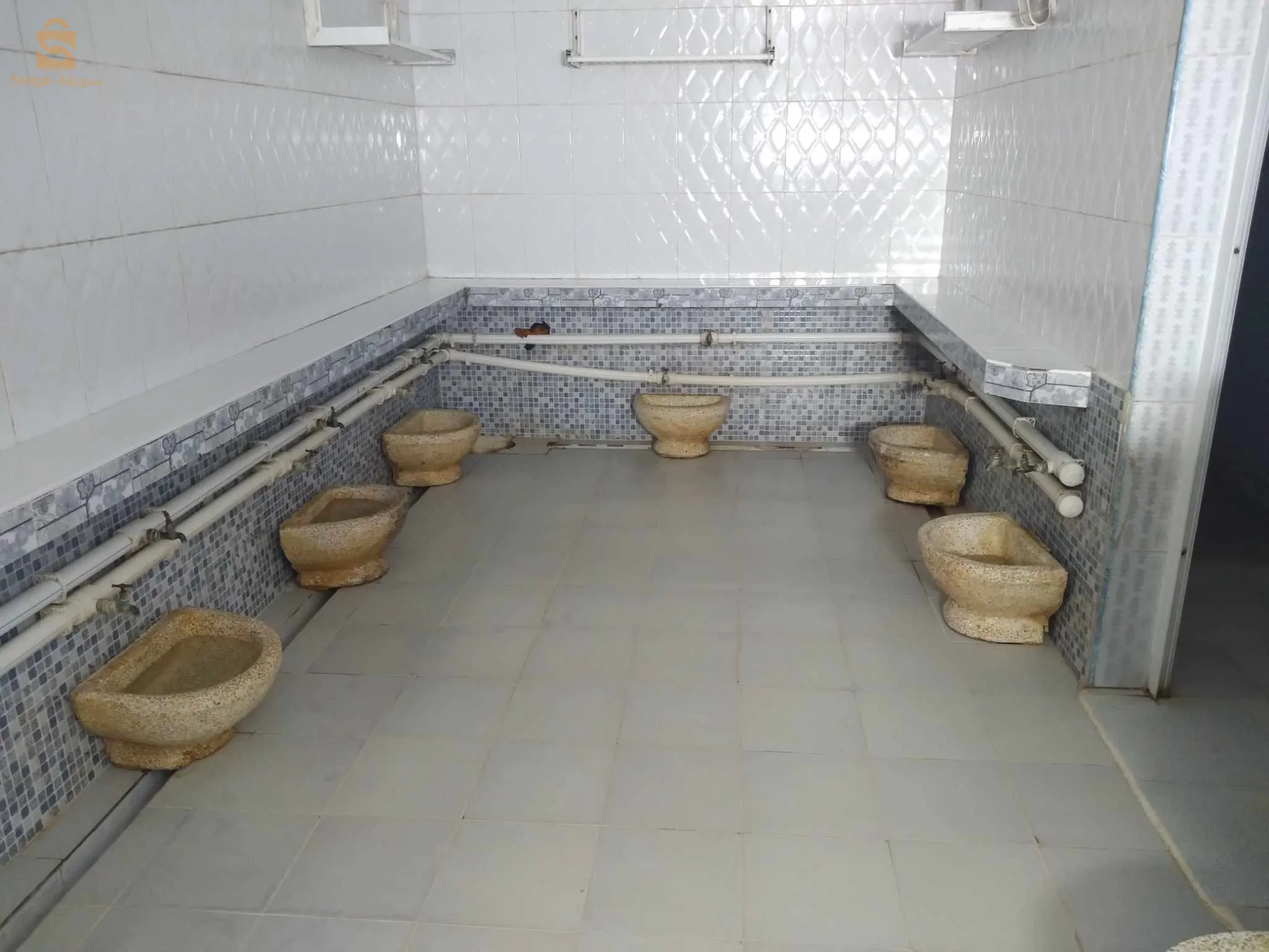 بيت مع حمام للبيع