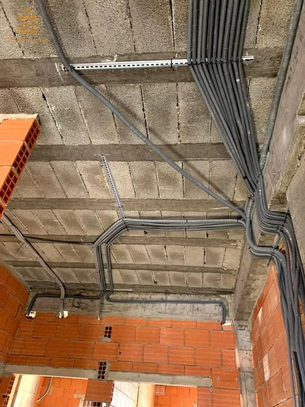 كهربائي محترف وهران و ضواحيها عمل متقن و سعر متناول للجميع و خدمات سريعة مرحبا بكم