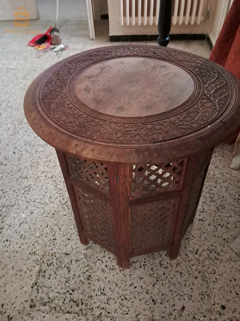 طاولة ارابيسك  منقوش بنحاس صافي. 
table arabesque  sculpté avec du cuivre pur