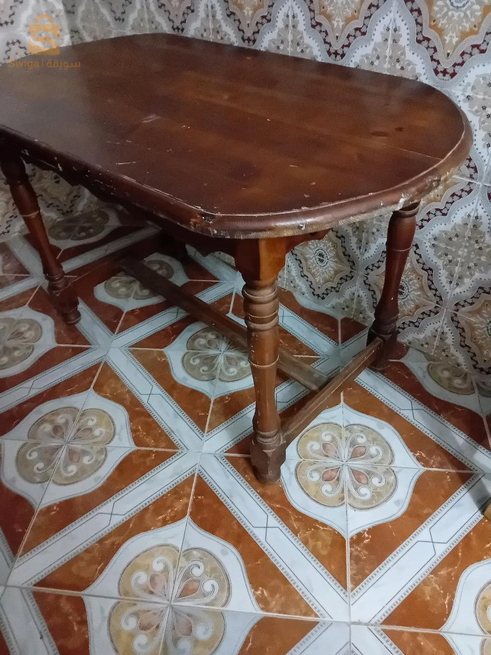 طاولة خشب أحمر