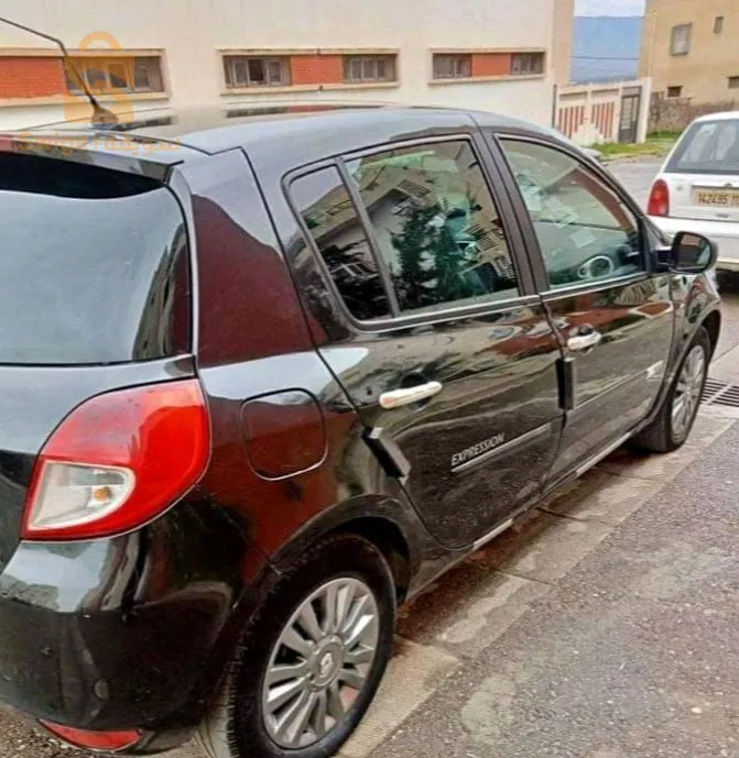 سيارة كليو نقية سبيغة مافيهاش الموتور نقي