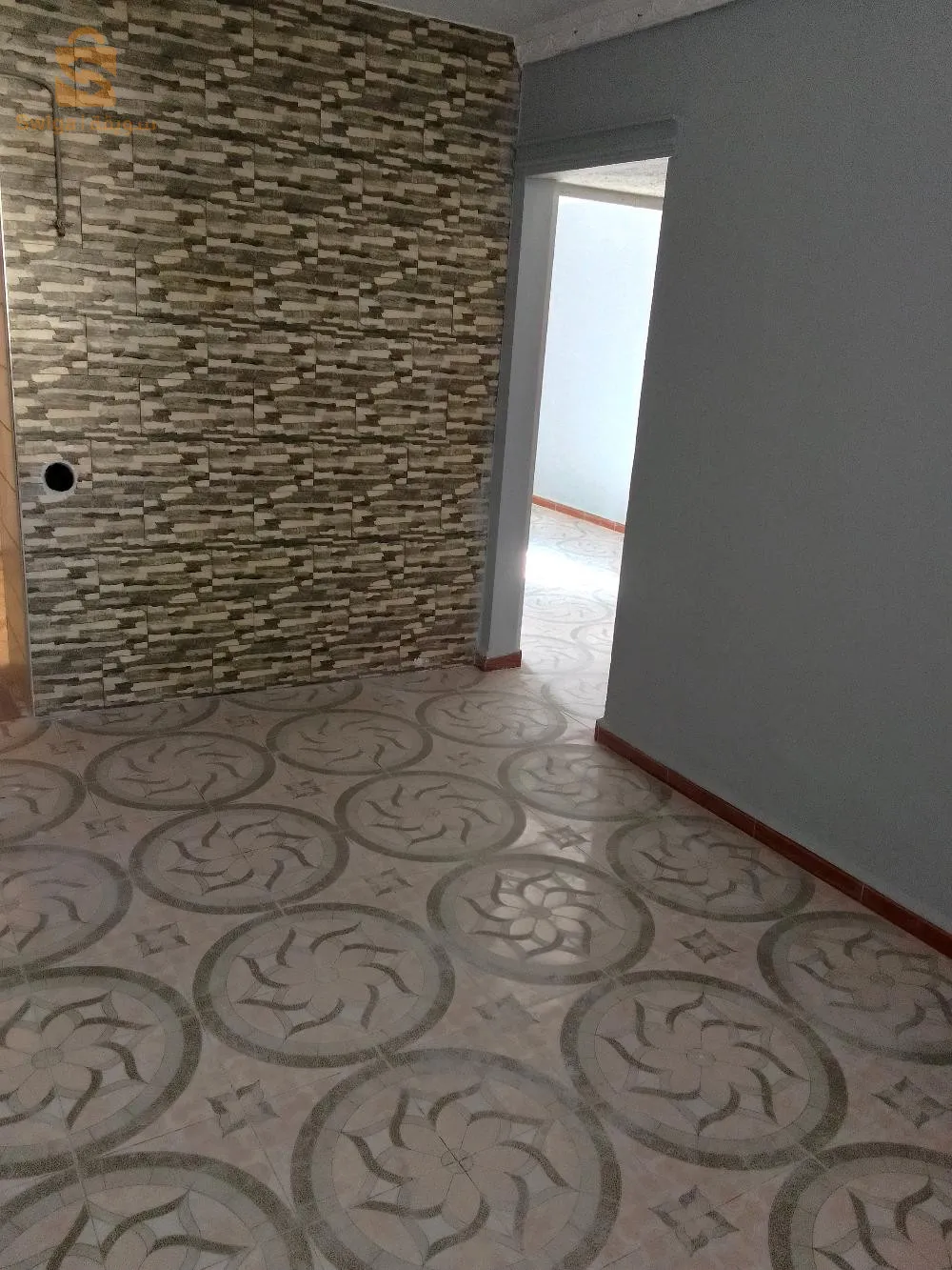 شقة 3  غرف
مساحة صغيرة   45 متر مربع. 
حي لزيريس الرغاية 
عقد و دفتر عقاري.