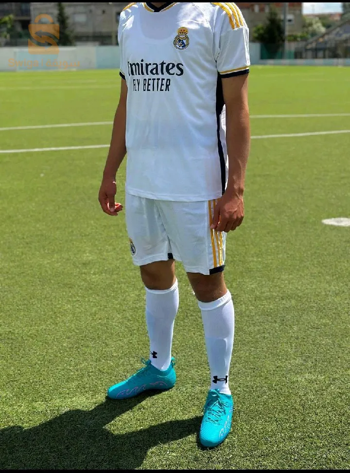 Pack joueur 
1_ ensemble REAL MADRID ou BARCELONA 
2_ Les bas 
3_ protège tibia
4_ soulier tous terrains ou crampons 
✅ إستفد من أفضل خدمة توصيل سريعة (2 - 4 أيام) لـ58 ولاية جزائرية مع ضمان حسن المعاملة وجودة الخدمة.
✅ الدفع سيكون مباشرة بعد إستلام السلعة ووصولها لمنزلك أو مقر العمل حسب العنوان الخاص بك
✅ المنتج مضمون بجودة عالية.
✅ أفضل سعر في السوق.
✅ إستبدال سهل ومجاني.
✅ نحن دائماً جاهزون لمساعدتك.