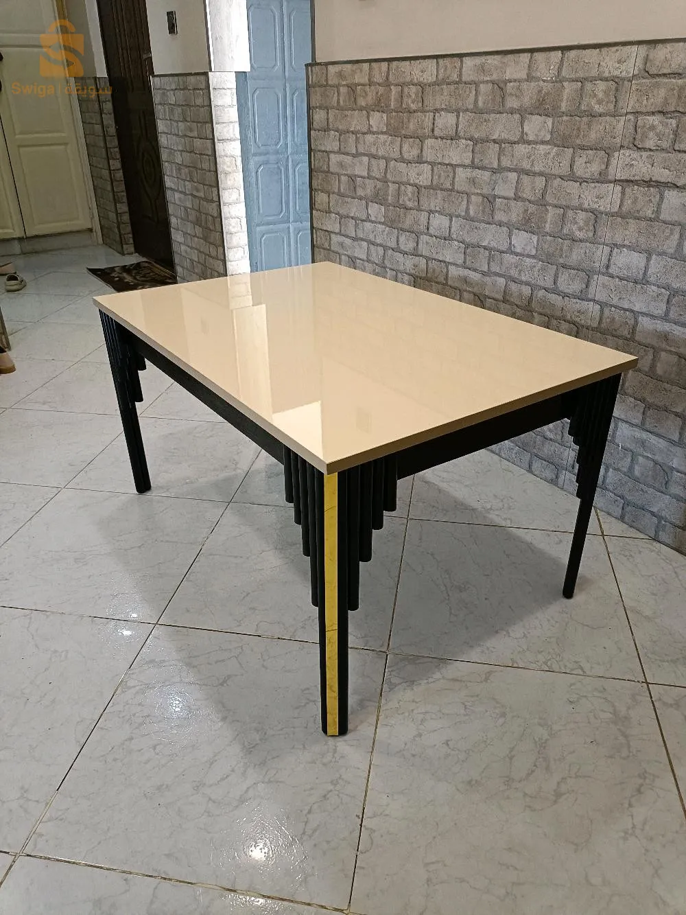 كراسي وطاولات