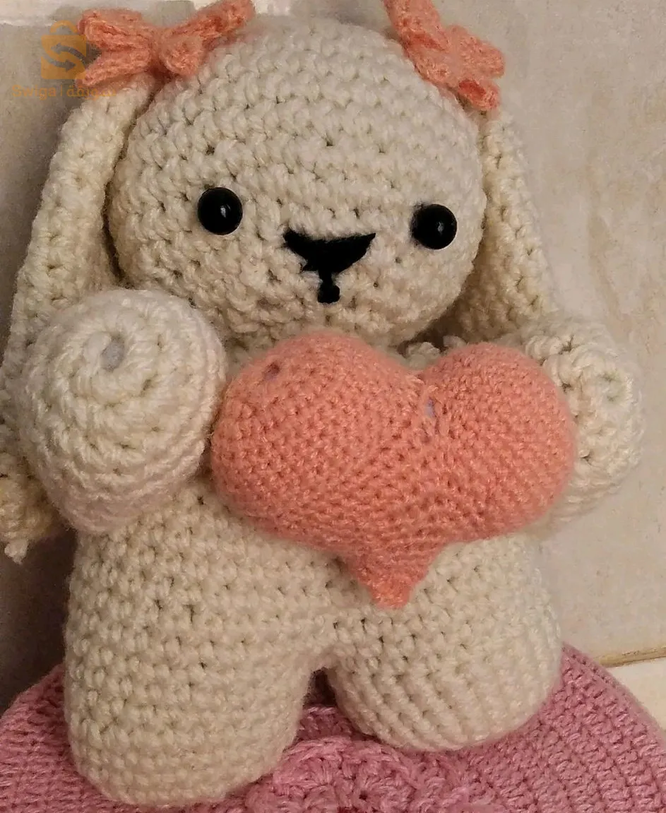 دبدbear carying a heart