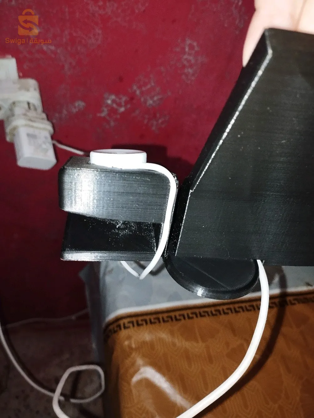 حاملة هاتف وساعة دكية +يمكن وضع شاحن الساعة والهاتف للشحن