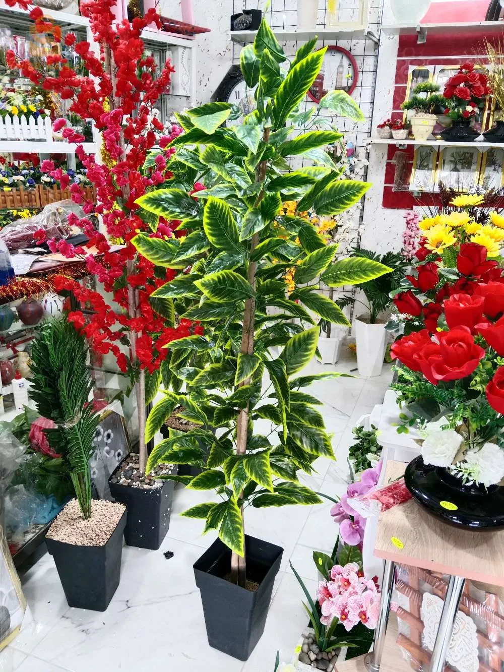 Les arbres et fleurs décoratifs artificiels pour les occasions spéciales (fiançailles, remise des diplômes...) sont disponibles en gros et au détail.