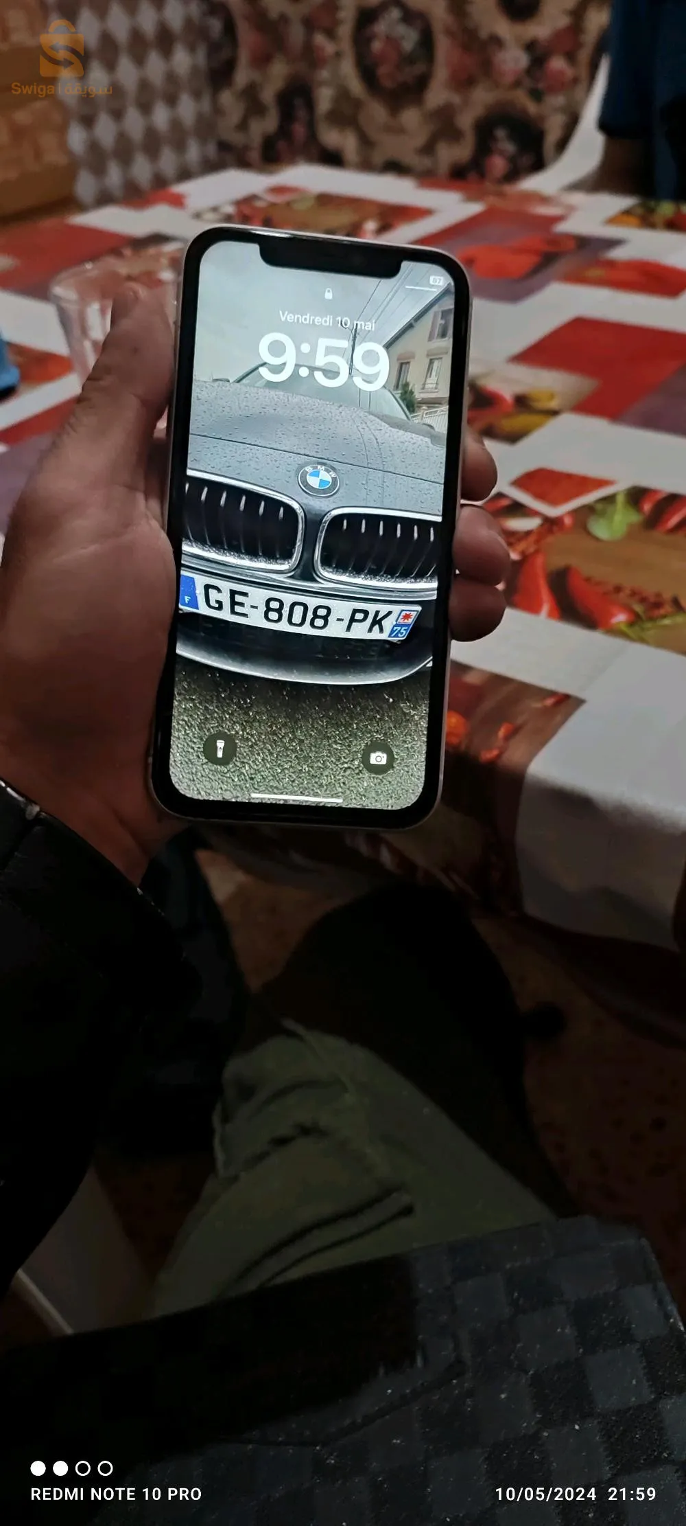 . ذكر المواصفات الرئيسية مثل الطراز (iPhone 11) واللون (أبيض) وحالة الهاتف (مستعمل ولكن بحالة جد  جيدة)