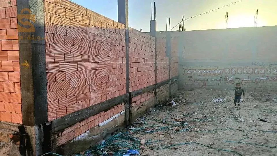حايطة للبيع عين معبد حي بن سيدي وراء محطة البنزين ومتوفر اكاف 8/10 مساحة اجمالية 10/16