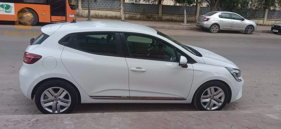 Clio 5 moteur (1.0 Sce) sans turbo boite 5 / 22500 km _année 2022 
n° tel 0556 41 07 88