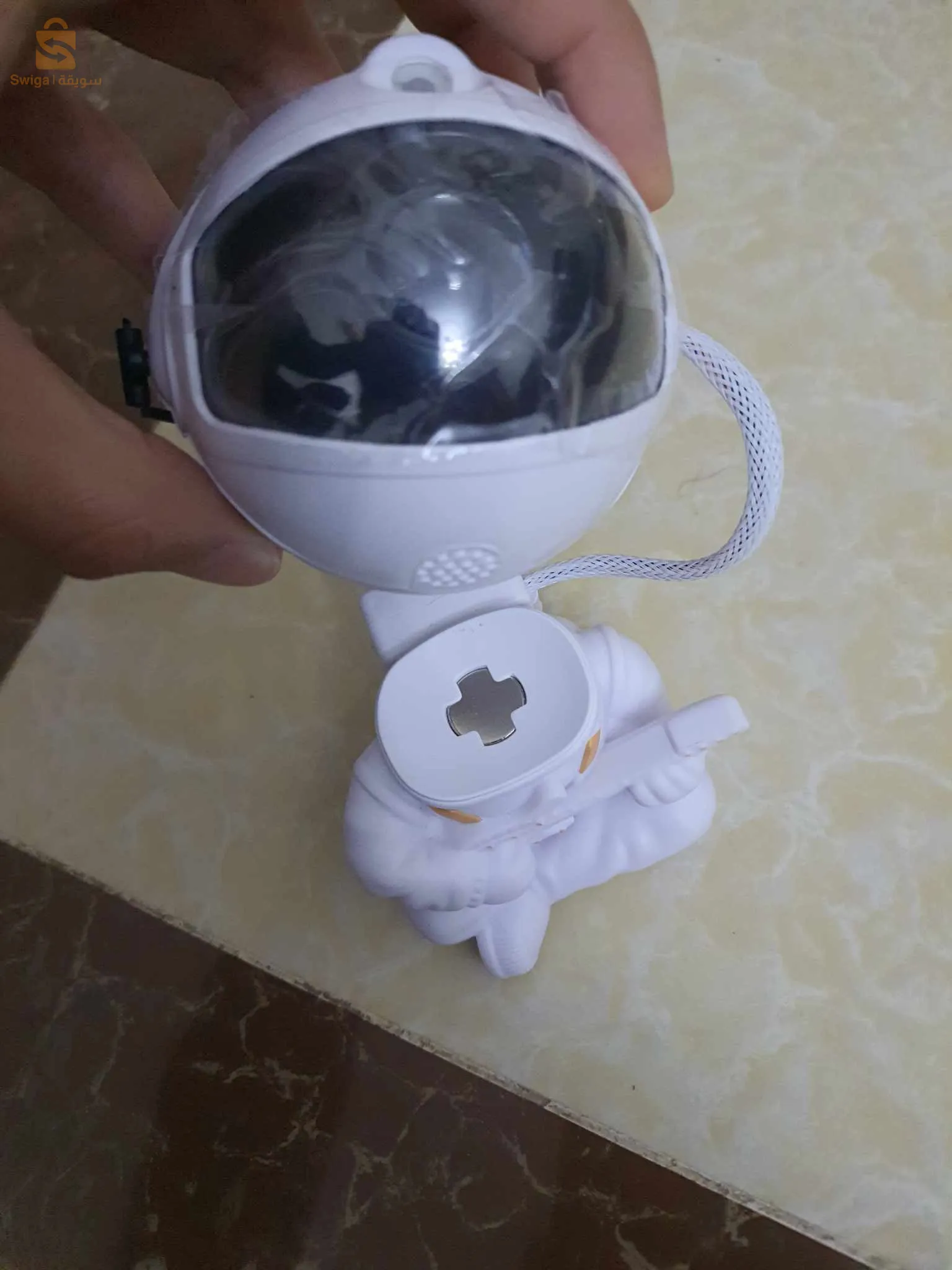 المصباح الفضائى السحري  يجعل غرفتك تعيش في الفضاء مع اوانه