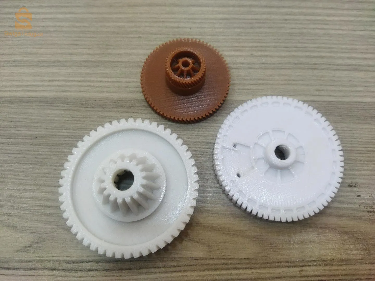 سلام عليكم 
 نخدمو قطع بلاستيك حسب الطلب كميه من 10 فما فوق او حبة حسب الطلب ارسلنا صورة la pièce لي راك حاب نخدمولك منها ، جيبلنا مودال تاعك للمركز
 : 0553610146 
: 023944992
0557620453