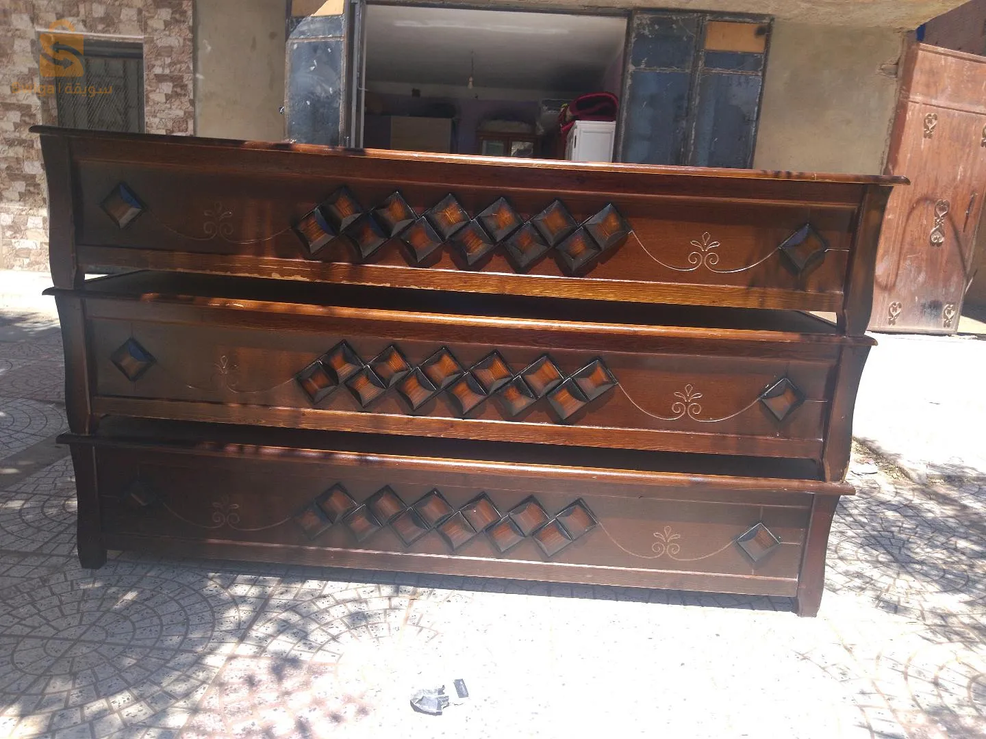 اثاث مستعمل في حالة متوسطة