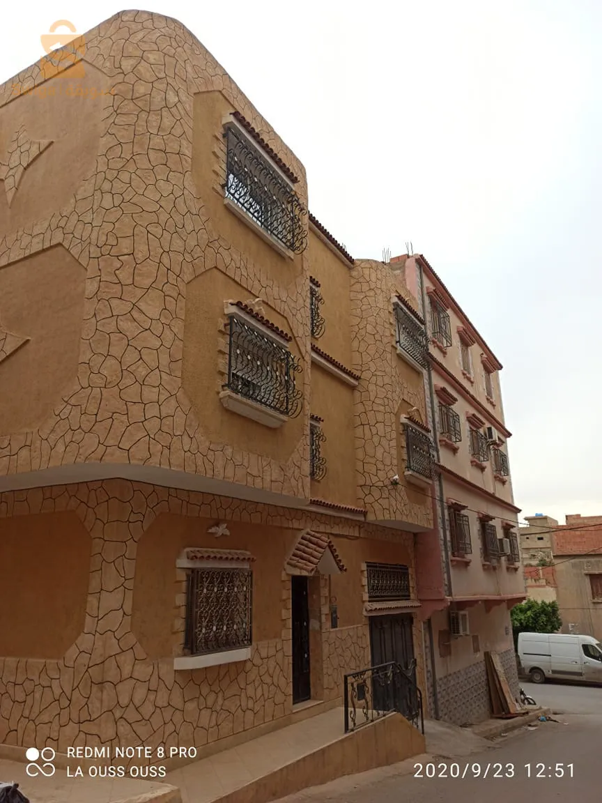 منزل متكون من 5 غرف و2 صالون  و مطبخين و 2 بهو و مرآب المساحة 132م