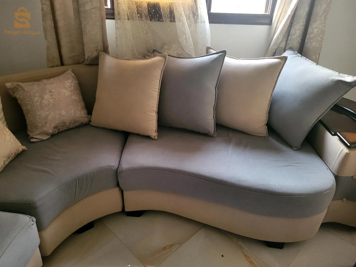 fauteille 
couleur:gris et beige 
forme L