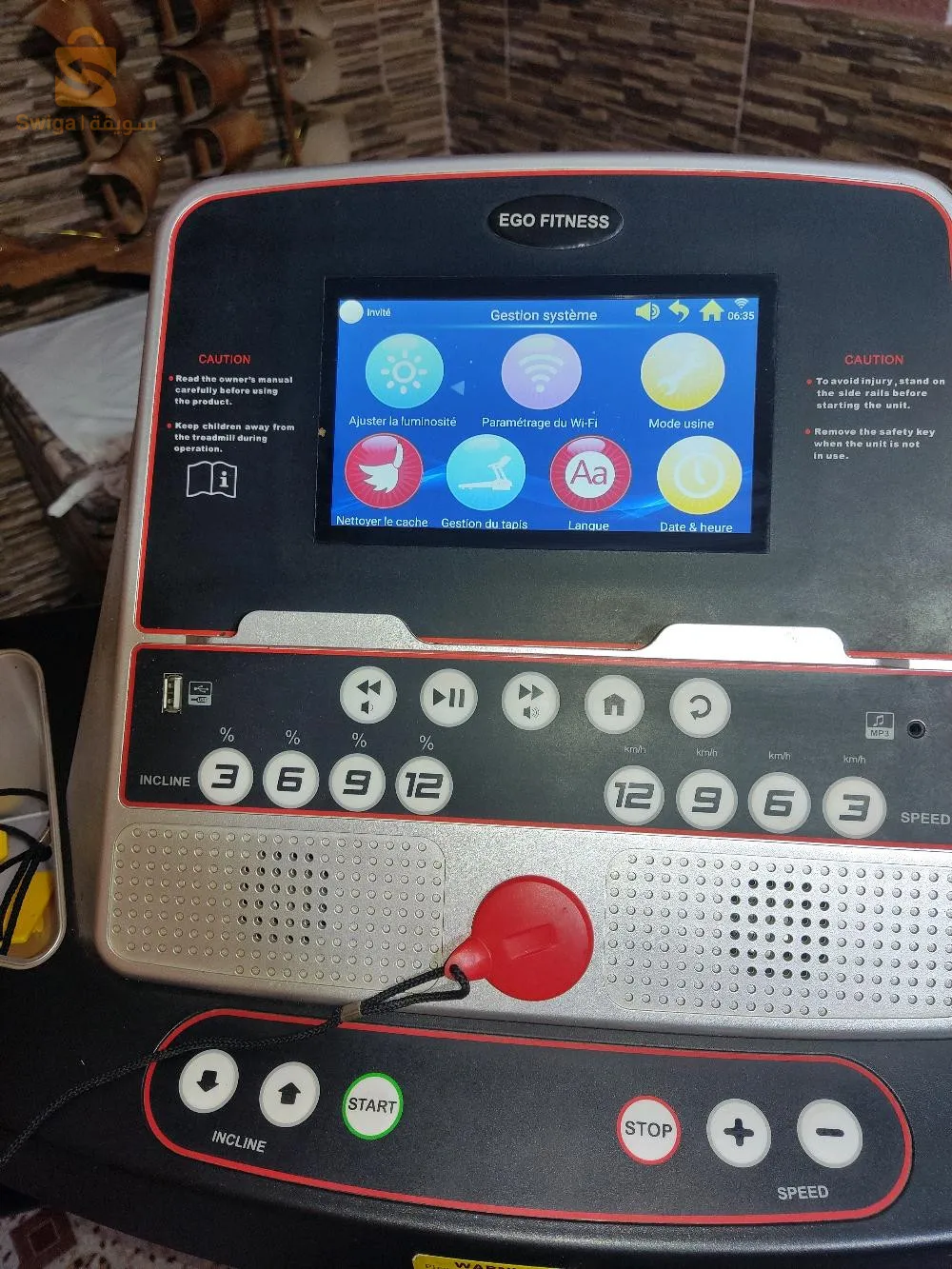 tapis roulant en très bonne état marque américaine EGOFIT812Il supporte un poids de plus de 150 kg Il contient un écran Smart et un système Android qui contient toutes les applications. Il contient aussi un port USB et une sortie audio.