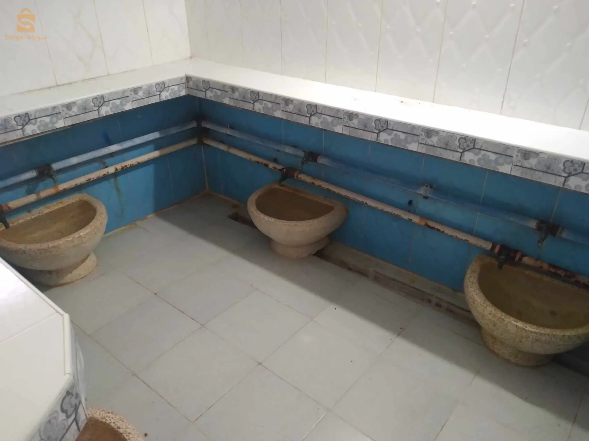 بيت مع حمام للبيع
