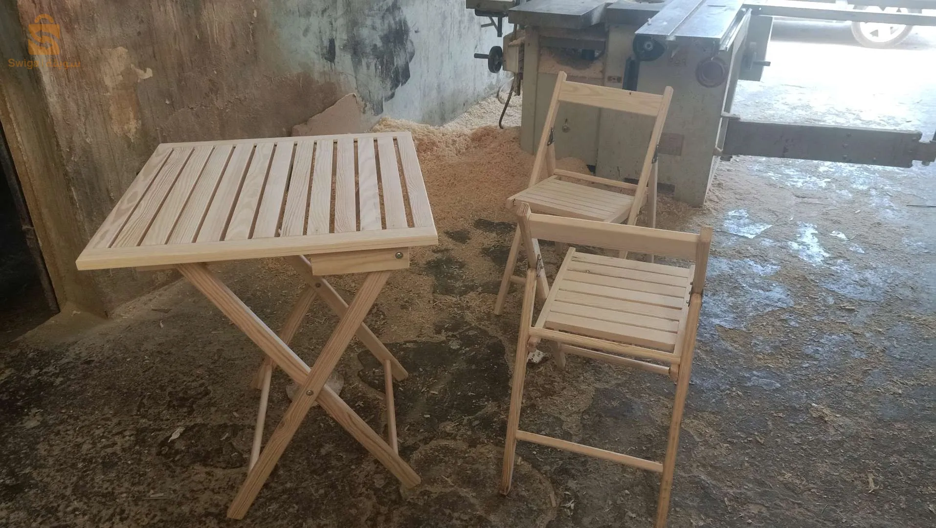 كراسي وطاولات قابل الطب
les chaises et les tables pliante