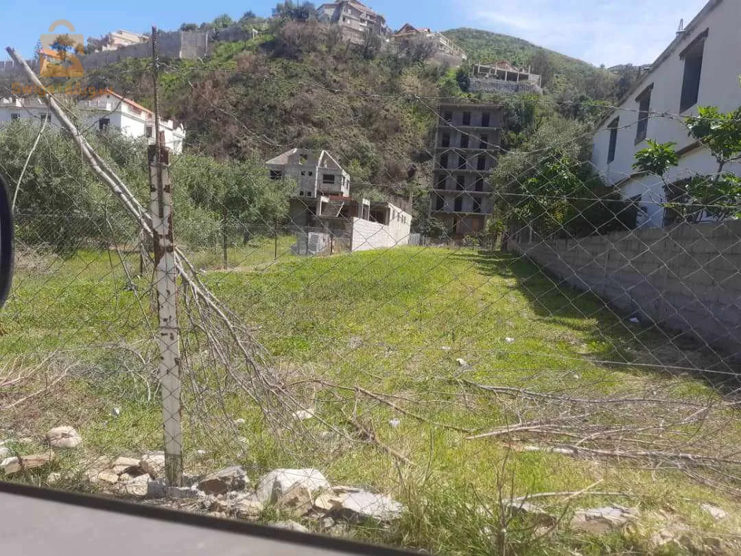 ارض فيها 390m  مع عقد في اوقاس مطل على البحر