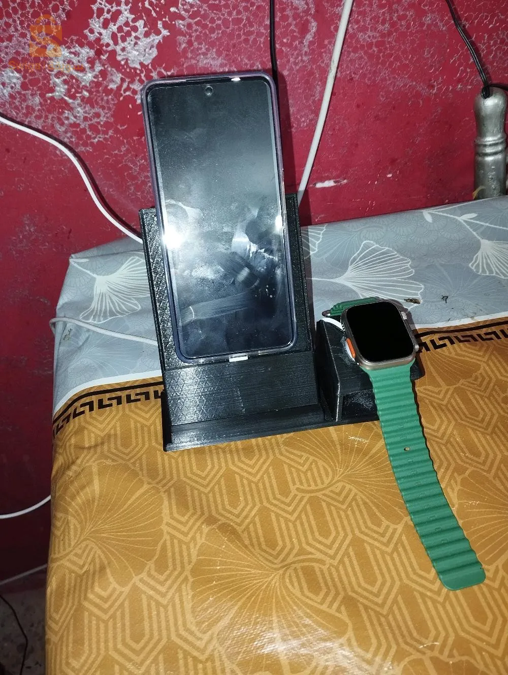 حاملة هاتف وساعة دكية +يمكن وضع شاحن الساعة والهاتف للشحن