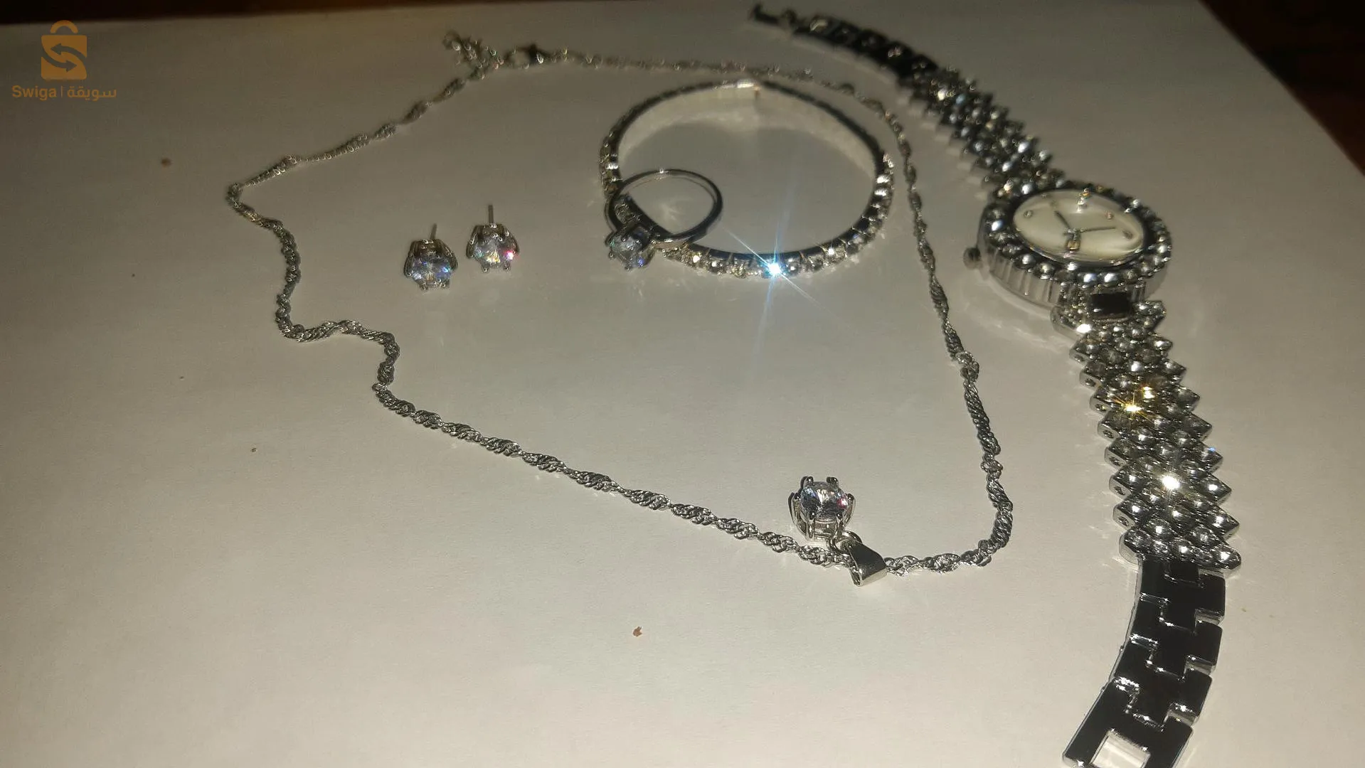 ساعة فضية ألماسية عصرية