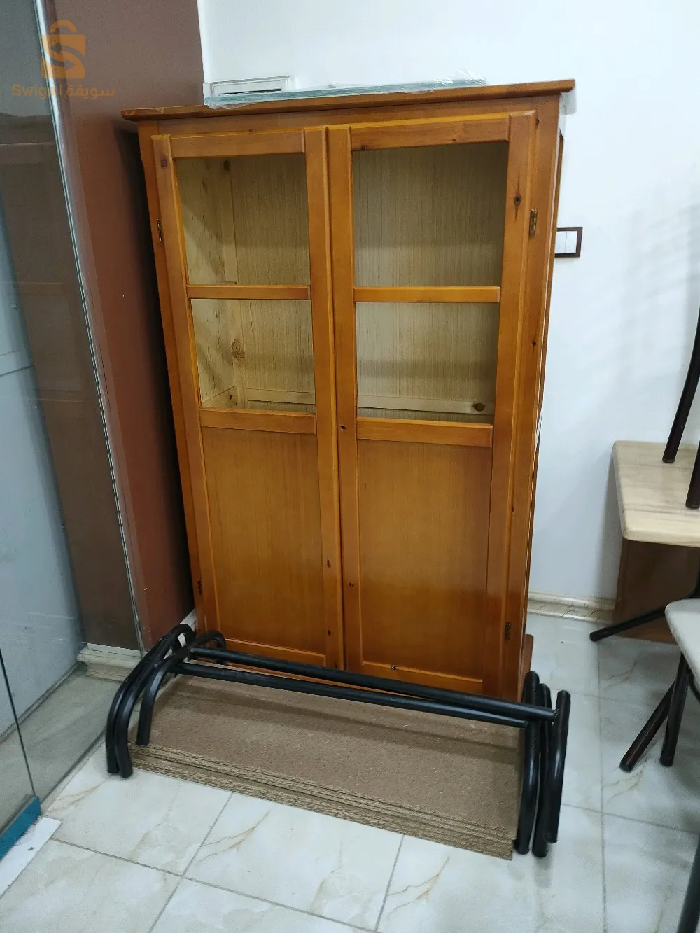 بيع الكراسي والطاولات المدرسية