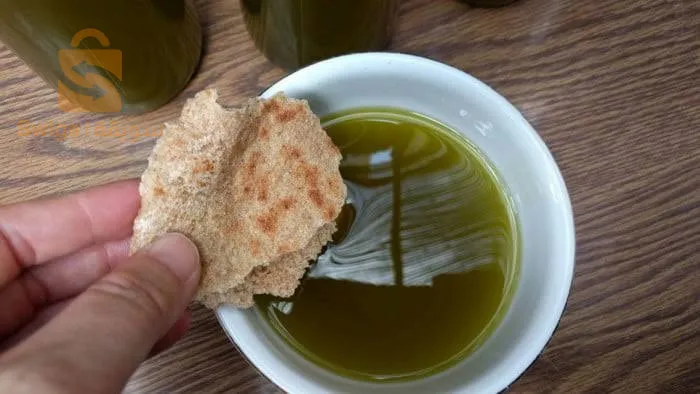 الزيت الزيتون الأخضر صافي البساتين تلمسان من الشجرة إلى الحجر وعلى البارد وتقليدي النوع الأول العصرة الأولى