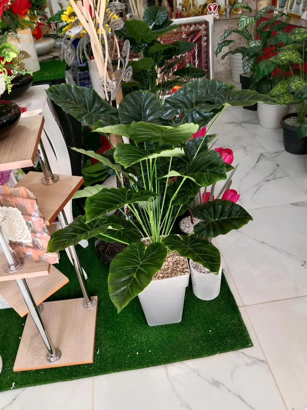 Les arbres et fleurs décoratifs artificiels pour les occasions spéciales (fiançailles, remise des diplômes...) sont disponibles en gros et au détail.