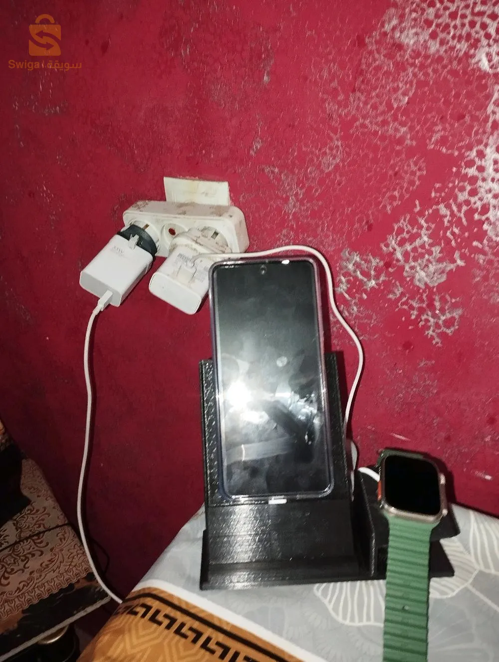 حاملة هاتف وساعة دكية +يمكن وضع شاحن الساعة والهاتف للشحن
