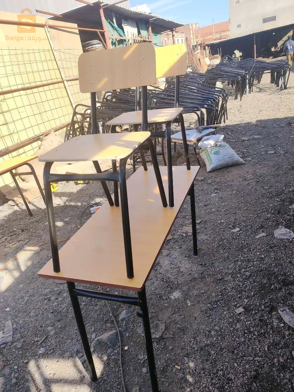 بيع الكراسي والطاولات المدرسية