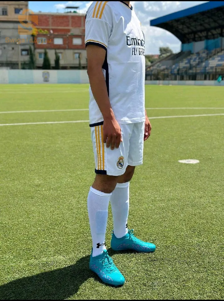 Pack joueur 
1_ ensemble REAL MADRID ou BARCELONA 
2_ Les bas 
3_ protège tibia
4_ soulier tous terrains ou crampons 
✅ إستفد من أفضل خدمة توصيل سريعة (2 - 4 أيام) لـ58 ولاية جزائرية مع ضمان حسن المعاملة وجودة الخدمة.
✅ الدفع سيكون مباشرة بعد إستلام السلعة ووصولها لمنزلك أو مقر العمل حسب العنوان الخاص بك
✅ المنتج مضمون بجودة عالية.
✅ أفضل سعر في السوق.
✅ إستبدال سهل ومجاني.
✅ نحن دائماً جاهزون لمساعدتك.