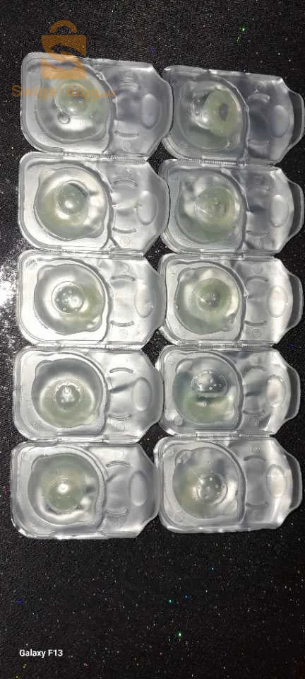 عدسات ملونة من ذهب