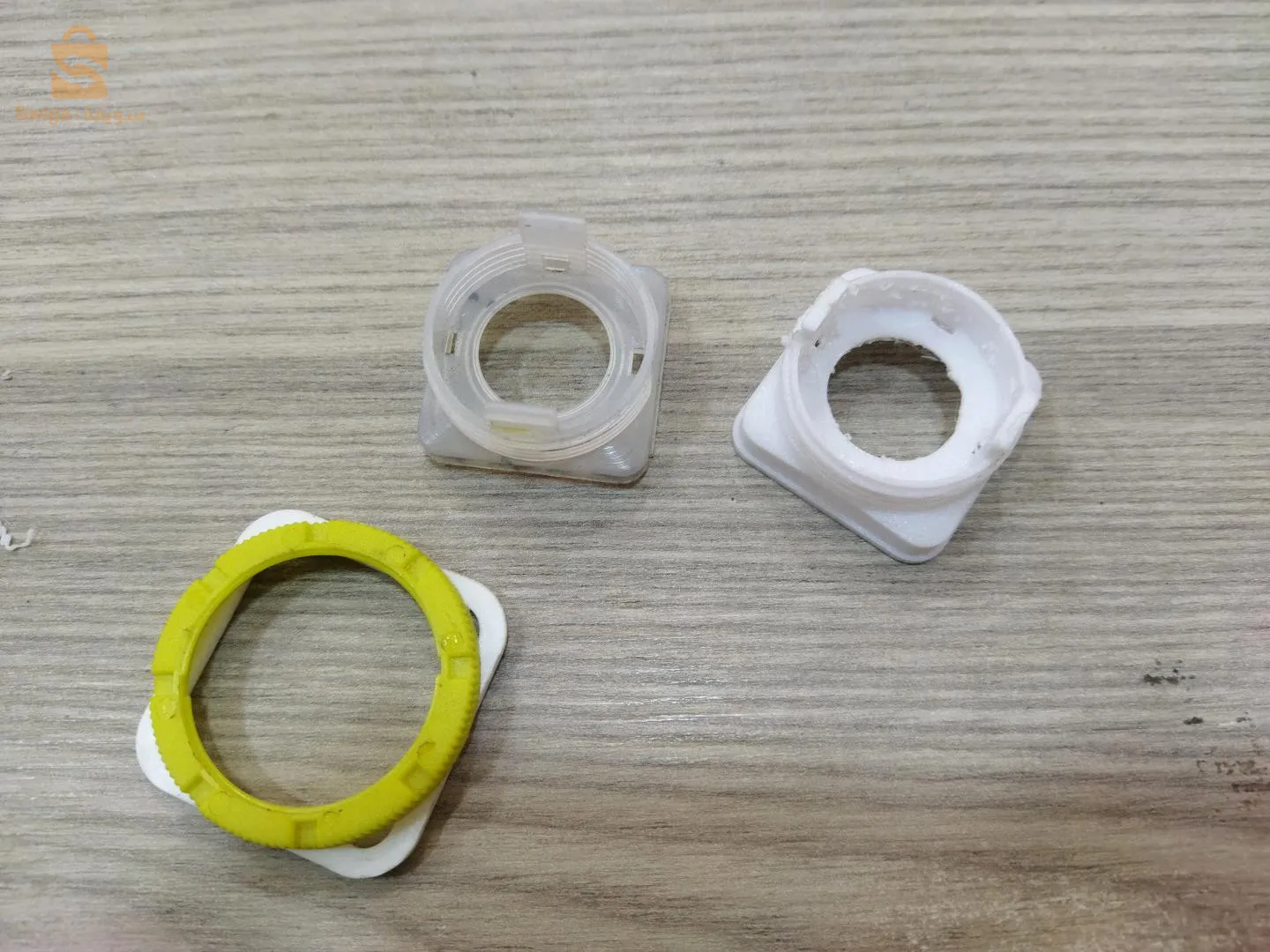 سلام عليكم 
 نخدمو قطع بلاستيك حسب الطلب كميه من 10 فما فوق او حبة حسب الطلب ارسلنا صورة la pièce لي راك حاب نخدمولك منها ، جيبلنا مودال تاعك للمركز
 : 0553610146 
: 023944992
0557620453