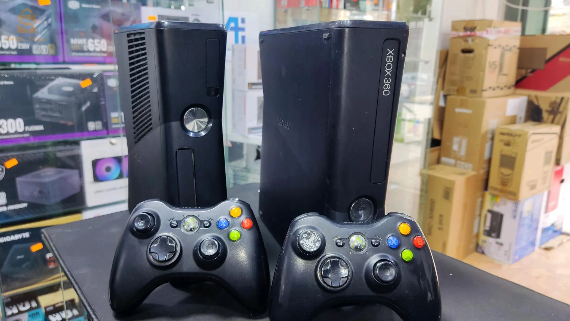 XBOX 360 SLIM FLASH GLITCH MANETTE ET 2 MANETTE + DE 15 JEUX